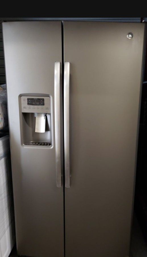 Great Condition GE Fridge For Sale! Don't Miss Out On This DEAL