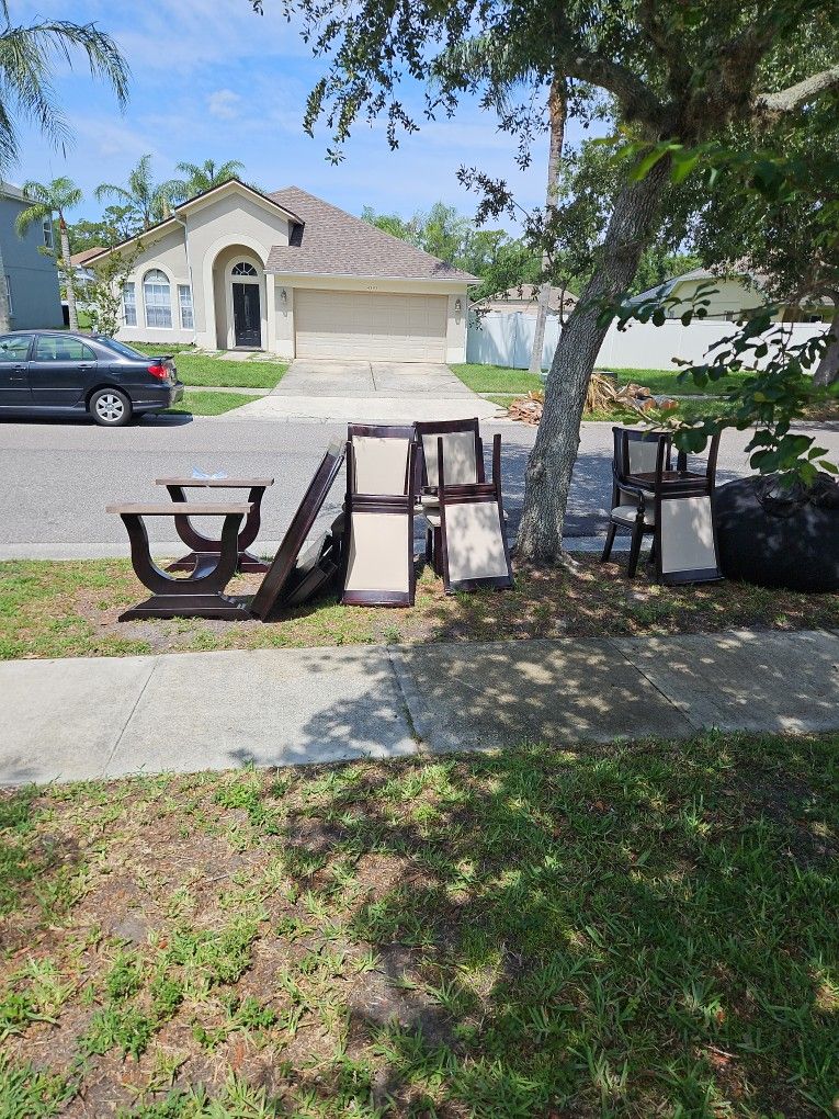 ***CURB ALERT*** TABLE+6 CHAIRS