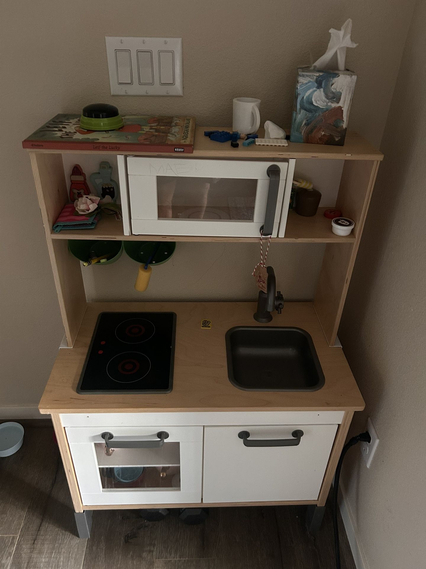 Kids Play Kitchen + Food / Dishes