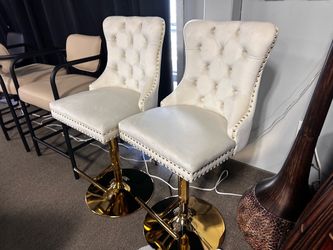 Beautiful cream barstools! 🩷🔥