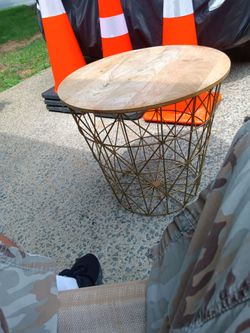In Stan 19 inches tall 21 in wide
