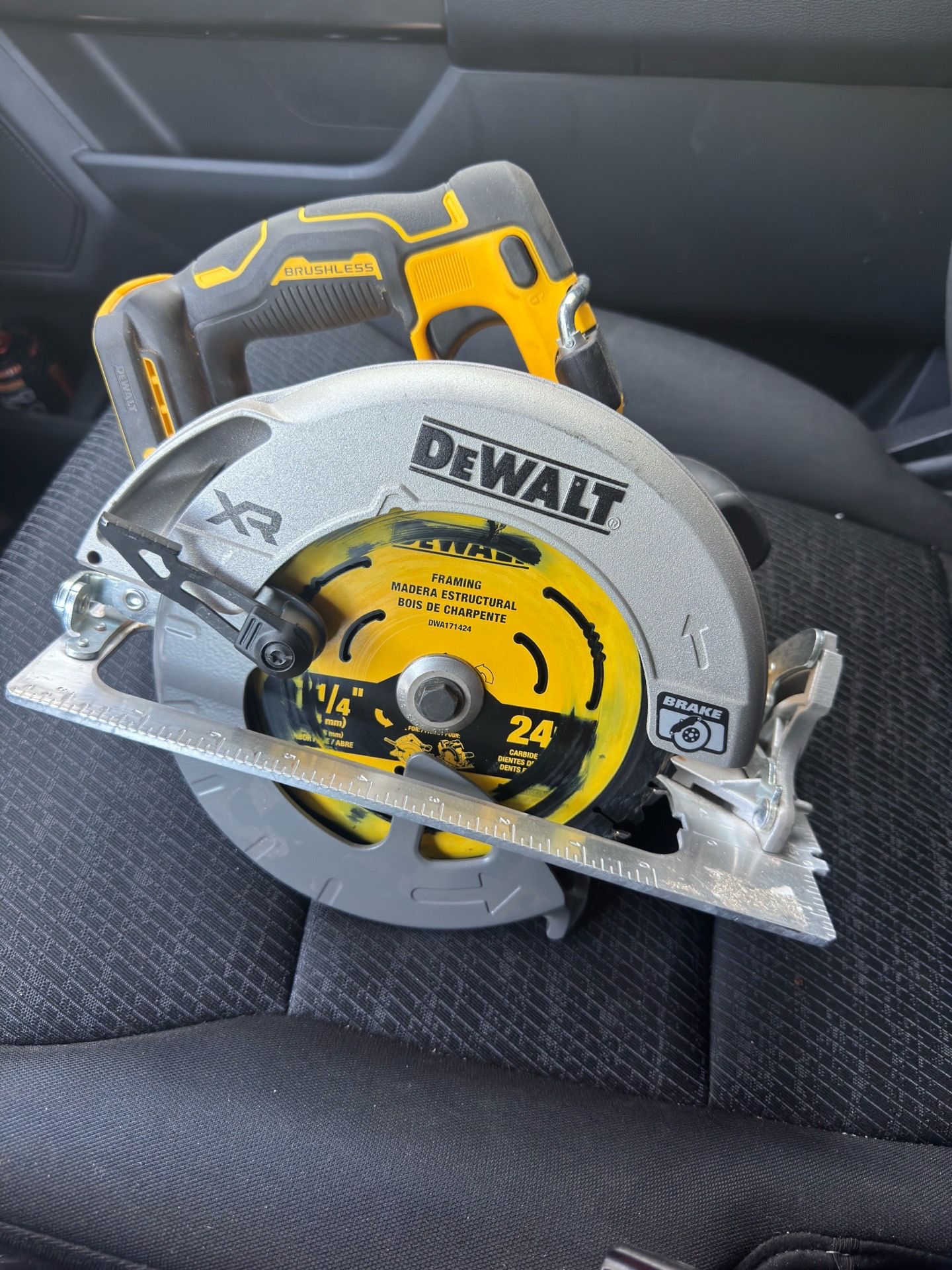 DEWALT XR 20-volt Circular saw 7-1/4-in Brushless Cordless (tool only) 2025