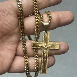 18k gold over stainless steel cross pendant and necklace‼️