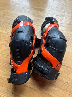 Knee braces asterisk size large.