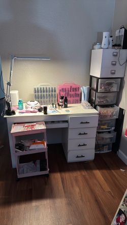 Nail desk / set up
