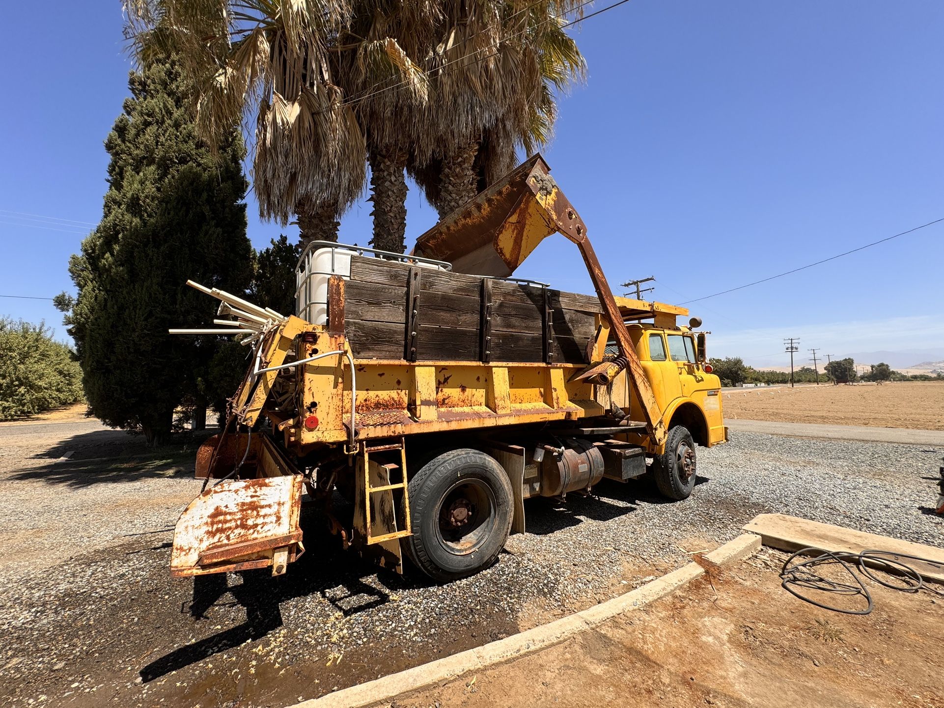 1986 Asphalt Dump Truck With Scoop And Oiler
