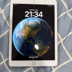 iPad (6th Generation) - 32 GB - Wi-Fi - Bundle (Keyboard, Case, Charger)