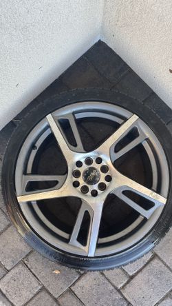 215/40/R18 Kumho Tire With Rim
