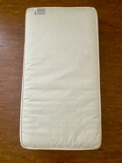 Excellent condition! Beautyrest Simmons Kids dual-sided crib & toddler mattress