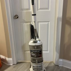 Shark Vacuum Cleaner - Model NV370 26