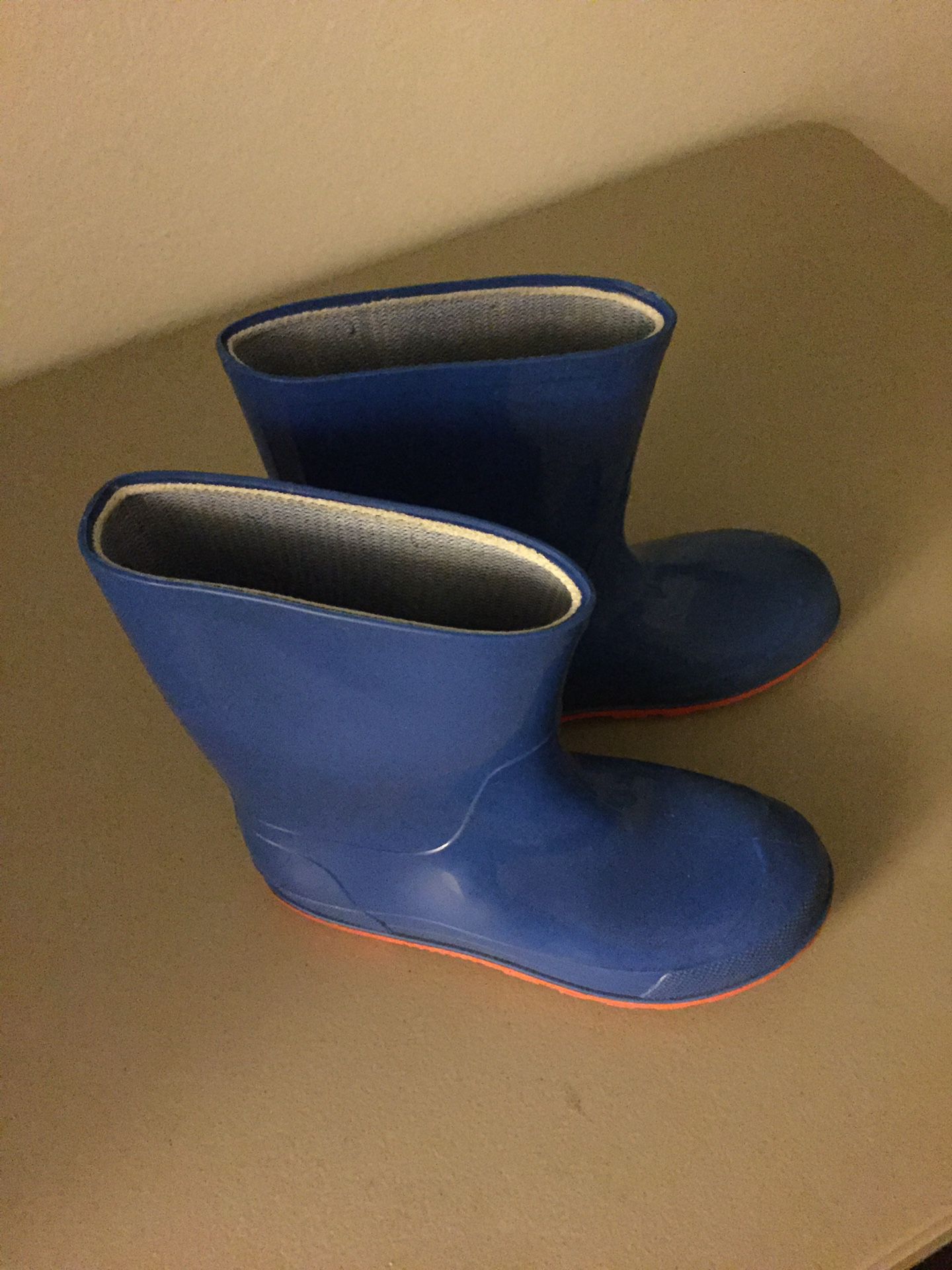 Rain boots- Almost new! Size 2-3