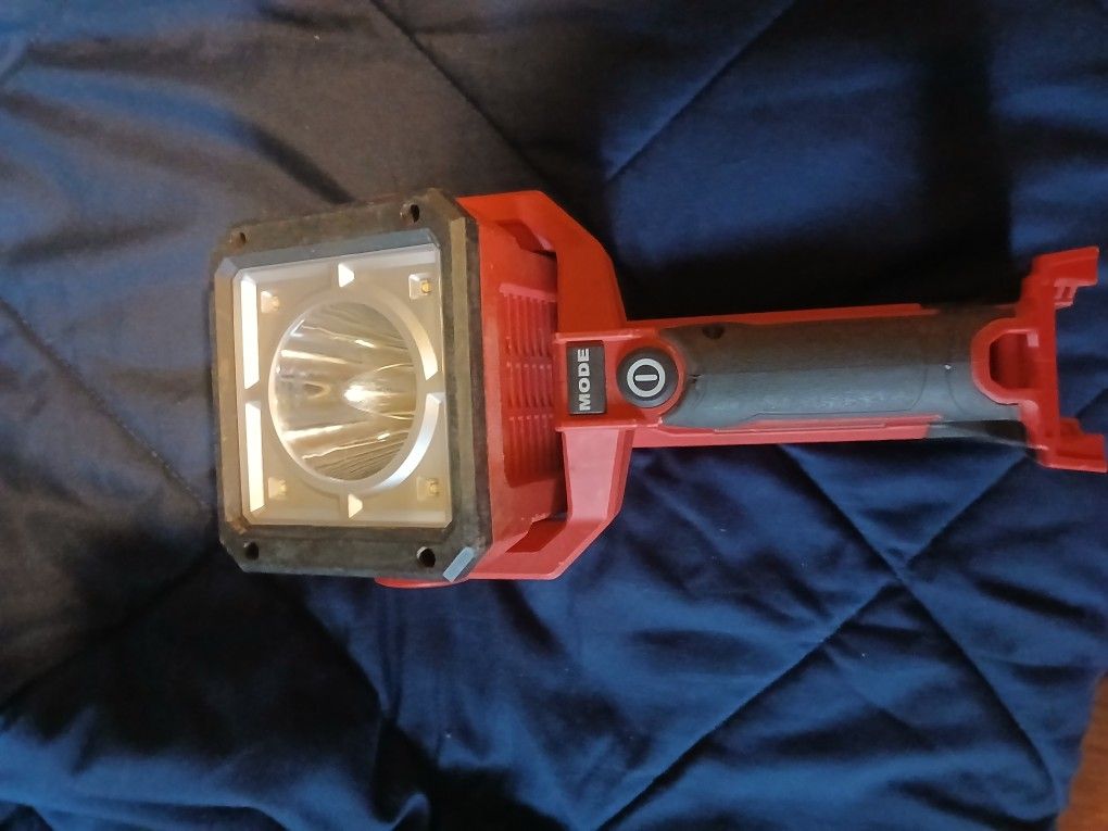 Milwaukee M18 18-Volt 1250 Lumens Lithium-Ion Cordless Search Light (Tool-Only)