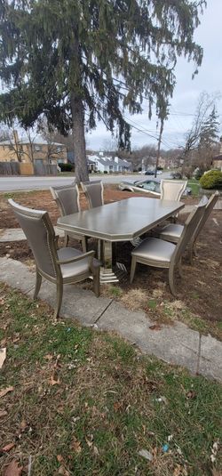Gorgeous   Dining Table Set & 6 Chairs 