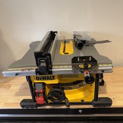 Dewalt 15 Amp Corded 8-1/4 in. Compact Portable Jobsite Tablesaw