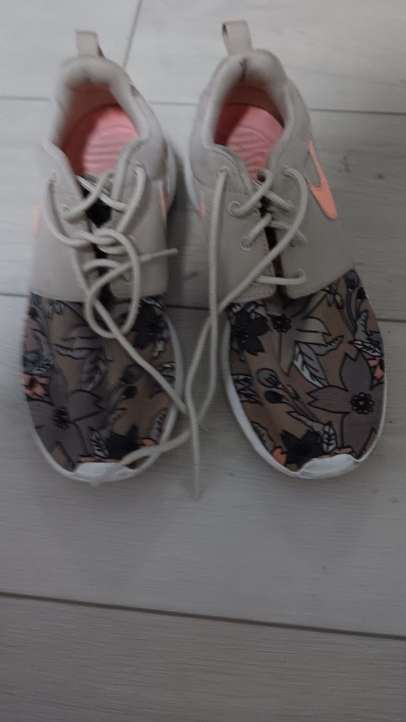 Nike Aloha Athletic Shoes Size 6