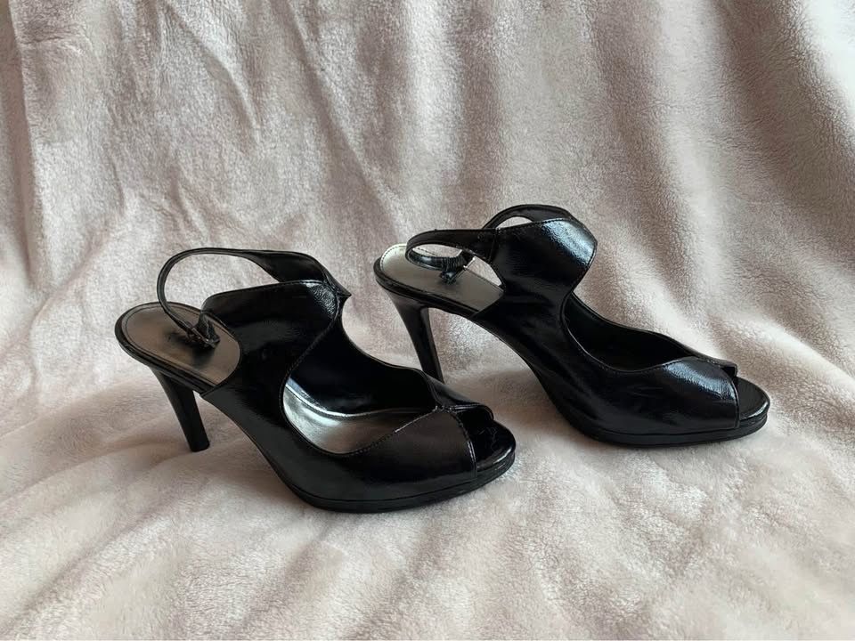 Women’s Heels Size 8 Excellent Condition