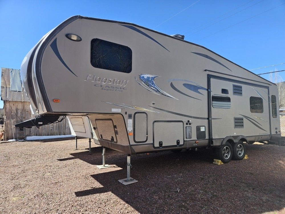 2014  FLAGSTAFF 30 ft.5th Wheel 8528IKWS