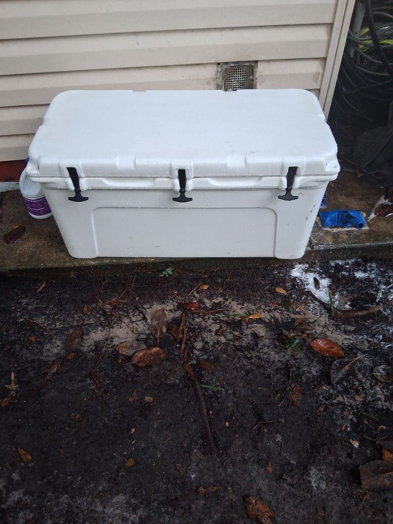 55g  YETI TUNDRA ICE CHEST