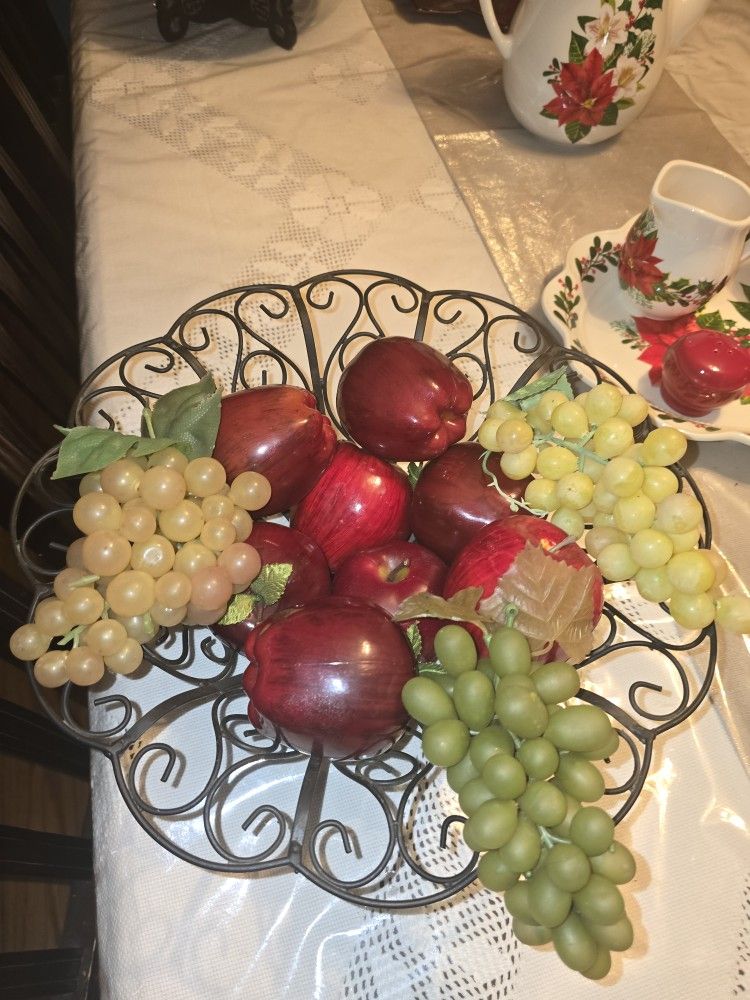 Vase De Metal Con La.fruta Artificial Son 7 Manzanas  Y 3 Racimos De Uva 