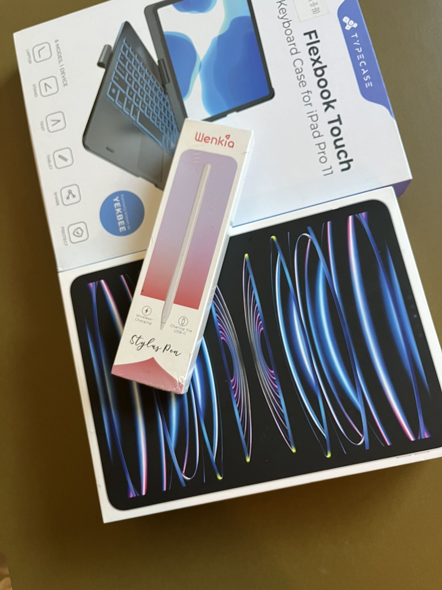 Apple iPad Pro 11 (2022 Model M2 Chip) 256GB with keyboard case and  Like new