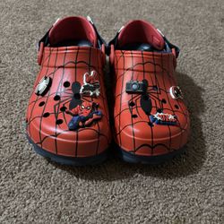 Spider Man Crocs Size 4, TULARE