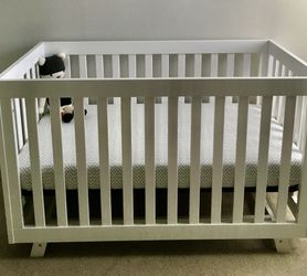Beautiful Adjustable Baby Crib