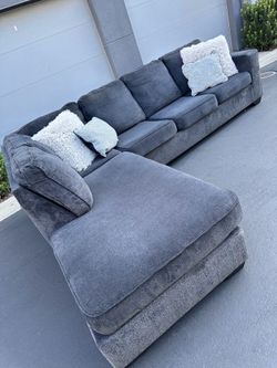Amazing condition modern sectional couch !!