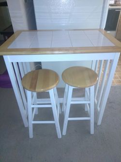 Table with Stools moving need gone