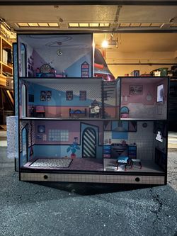 Dollhouse with accessories