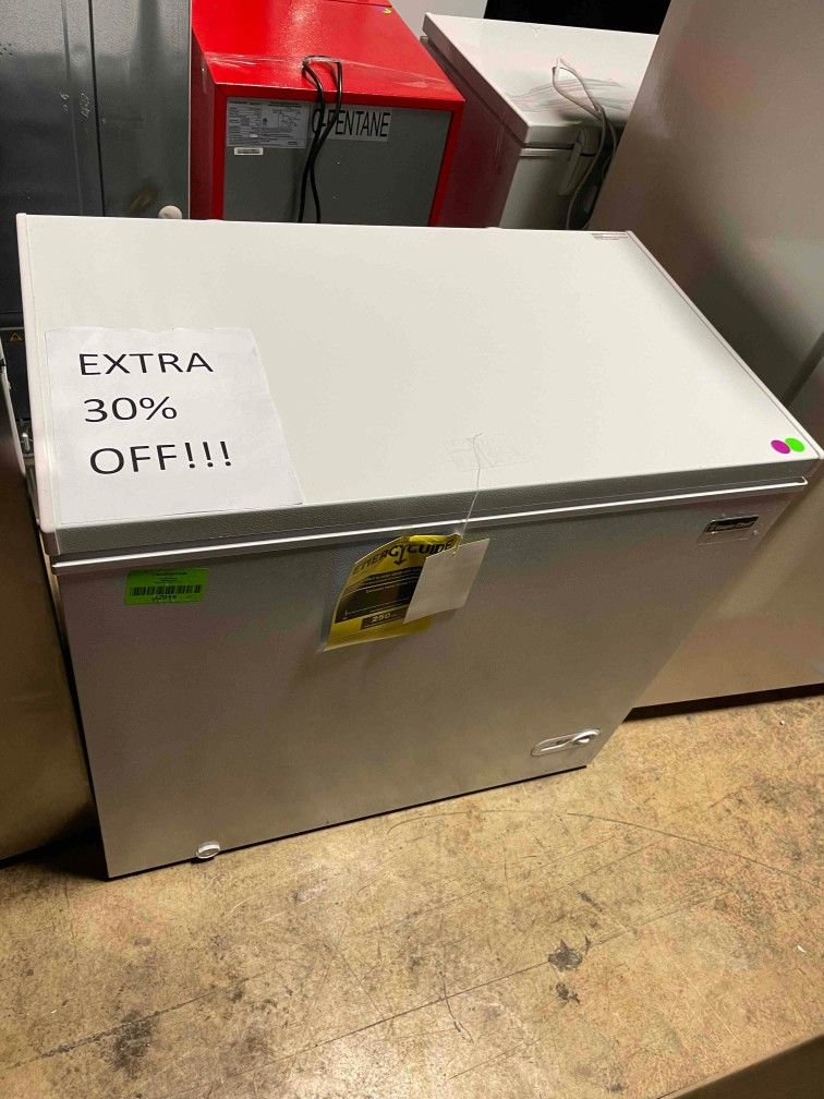 MAGIC CHEF HMCF7W4 7.0 cu. ft. Freezer(1) for Sale in Arlington, TX