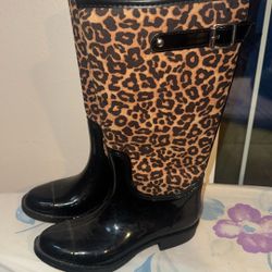 Brand New Women Boots Waterproof Size 6