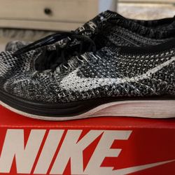 NIKE FLYKNIT RACER 2.0 SZ. 8.5