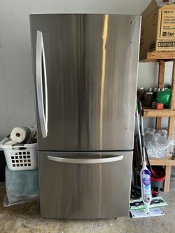 LG 26 cu. ft. 33-inch Wide Bottom Freezer Refrigerator - Stainless Steel