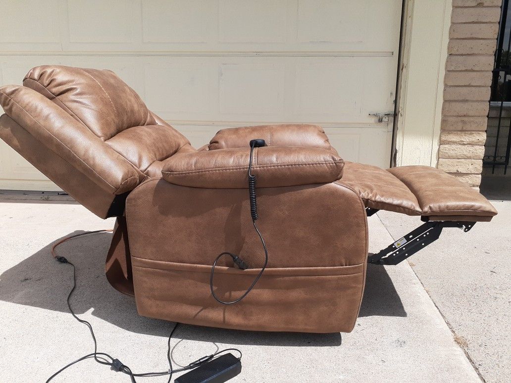 NEW!Yandel Power Lift Chair Recliner by Ashley for Sale in Phoenix, AZ