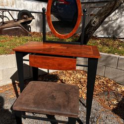 Small Vanity With Merror And Stool
