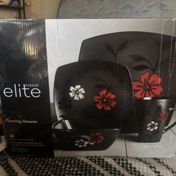 Plate Set; Brand New Never Been Opened 