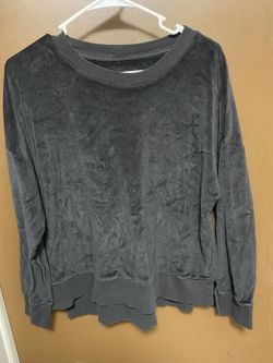 Women’s black velvety sweater- L