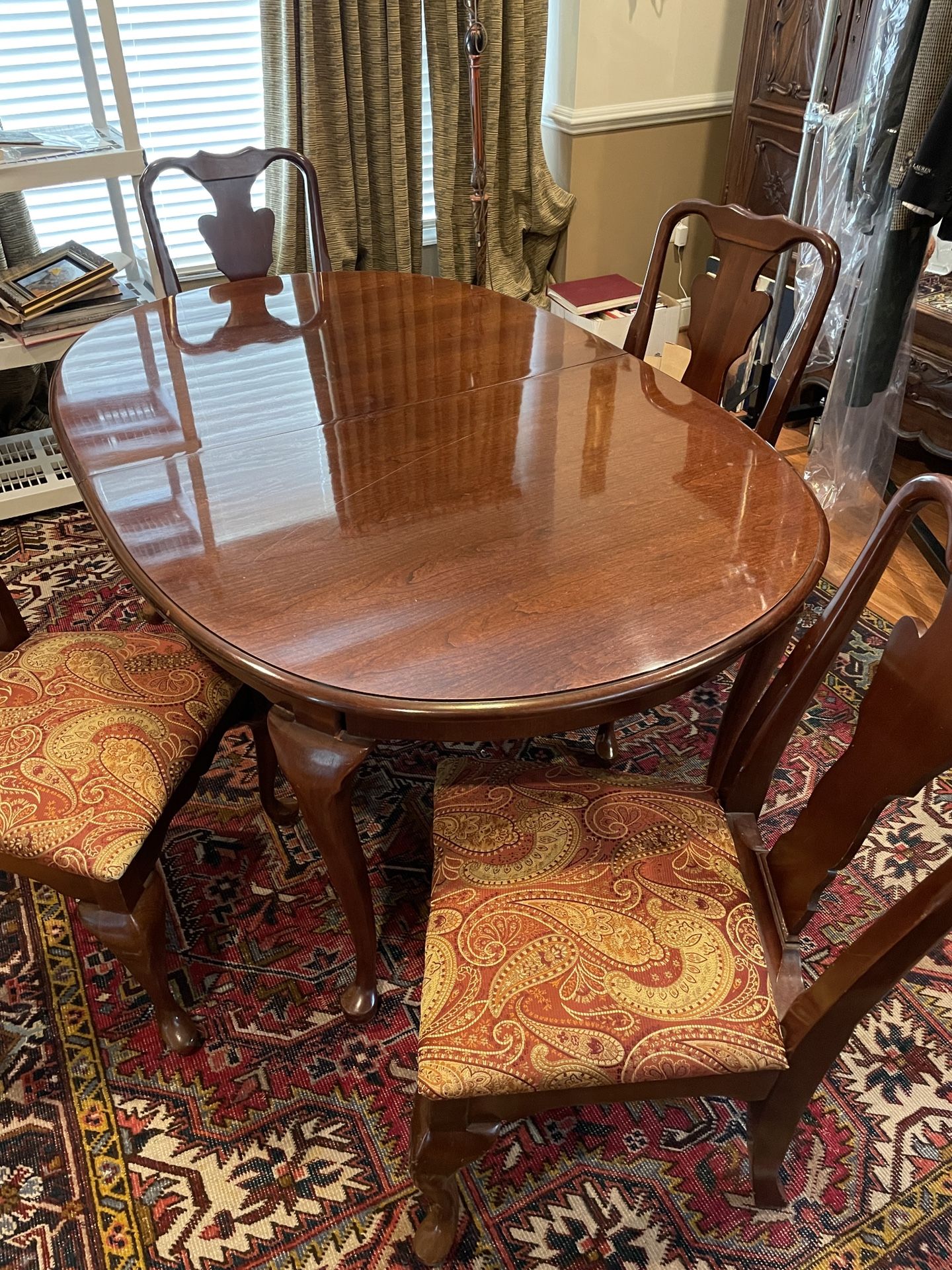 Dining Room Table: 6 Chairs and Two Leaves and Full Pads