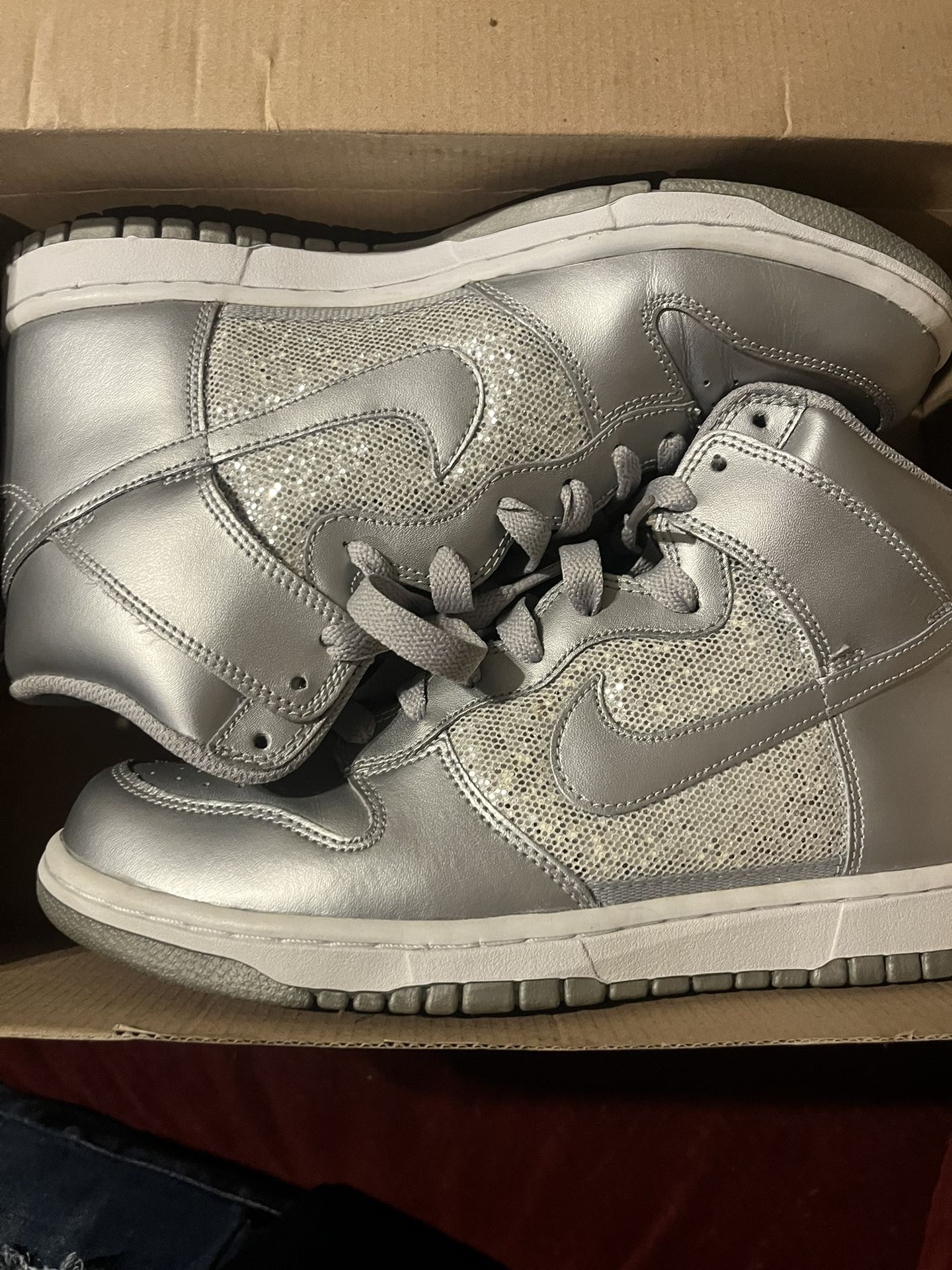 Size 9 Nike Woman Sportswear ( Good Condition )