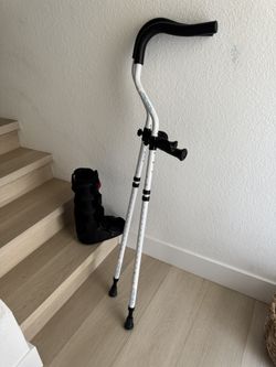 Crutches with Ergonomic Handles