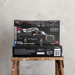 Mattel Brick Shop Hot Wheels '83 Chevy Silverado Building