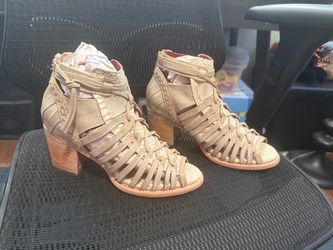 Freebird “Wazee” beige sandal size 9