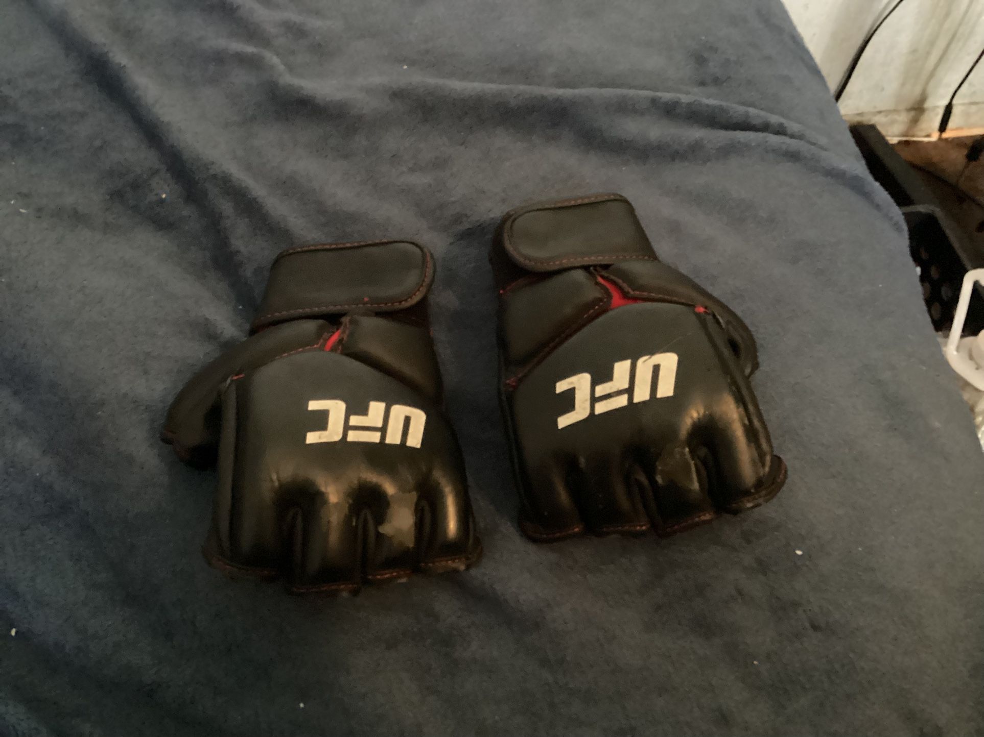 UFC Gloves Warned Used