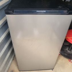 Frigidaire MINI FRIDGE