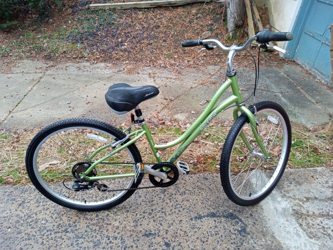 Raleigh Venture Hybrid Bicycle 16 Inch Frame 26 Inch Wheels Like