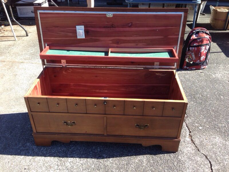 Lane cedar chest with inside shelf