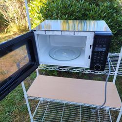 Bakers Rack And 1100 Watt Microwave