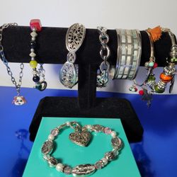 LOT  BEAUTIFUL  VARIETY VINTAGE JEWERLY, NEW AND GOOD CONDITION!!  
