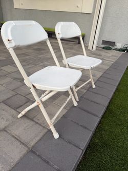 White Metal Folding Chairs – Set of 19