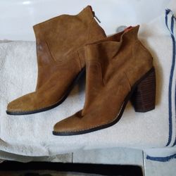 DOLCE. VITA WOMANS ANKLE BOOTS. SIZE. 9. NEVER WORN